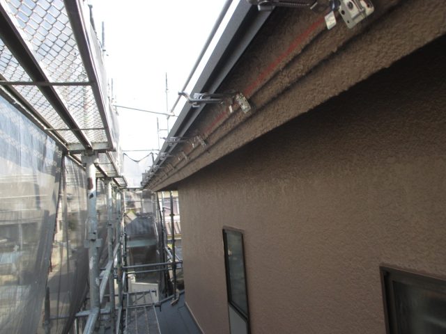 三木市で雨樋交換の墨出しと金具取り付け